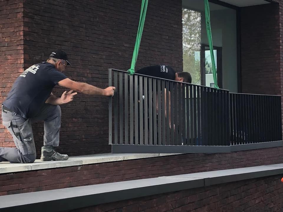 Samenwerking balustrades plaatsen